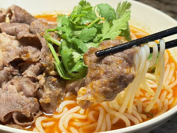 贵州酸汤肥牛米线 Guizhou Sour Soup Beef Rice Noodles